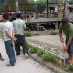 Effendy donnant ses conseils  aux jeunes Dokan Karo en train d'embellir le village