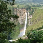 Chute Sipiso Piso se jetant dans le lac Toba