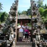 Porte d'entrée typique des temples hindous à Bali ressemblant à un volcan