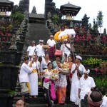 Fidèles en procession au temple de Besakih sur les flancs du  volcan Agung