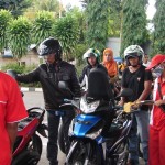 Les motos font la queue à la station-service