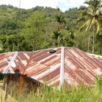 Pourquoi le pneu sur le toit des maisons ?