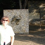 Raymonde devant l'entrée du parc Komodo