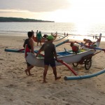 On transporte le catamaran avec un support à roues