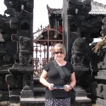 Touriste québécoise face au temple de Tanah Lot