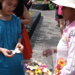 Vendeuse de fleurs à Tanah Lot