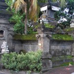 Maison et temple sur la rue