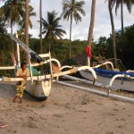 Sur la plage: les bateaux de pêcheurs