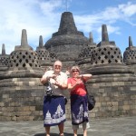 20150130-Borobudur, Pascal, Raymonde, signe universel le 8